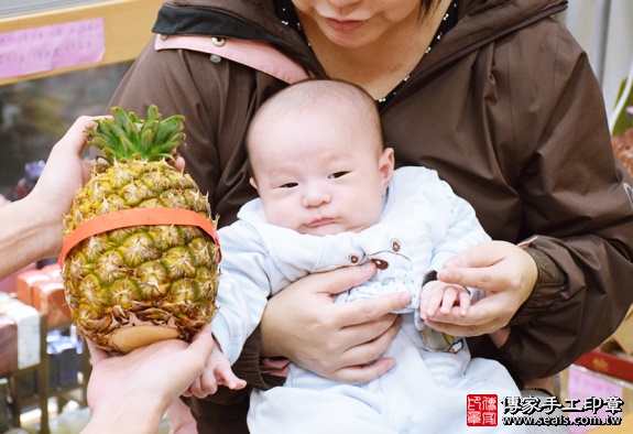 剃胎毛、滿月剃頭、嬰兒剃頭、嬰兒理髮、嬰兒剃髮、嬰兒剃胎毛、嬰兒滿月剃頭、寶寶剃頭、剃胎毛儀式、剃胎毛吉祥話、滿月剃頭儀式、滿月剃頭吉祥話、寶寶剃胎毛、寶寶滿月剃頭理髮、新北永和區剃胎毛、新北永和區滿月剃頭、新北永和區嬰兒剃頭剃胎毛、新北永和區嬰兒理髮、新北永和區嬰兒剃髮、王寶寶(新北永和區嬰兒寶寶滿月剃頭理髮、免費嬰兒剃胎毛儀式吉祥話)。中國風會場，爸媽寶貝免費穿「日中韓」古裝禮服。專業拍照、DVD光碟、證書。★購買「臍帶章、肚臍章、胎毛筆刷印章」贈送：剃頭、收涎、抓周，三選一。2016.01.03 照片14